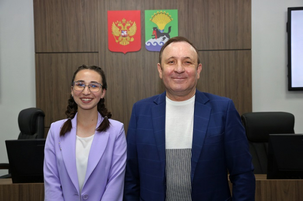 
				Леонид Фролов вручил выпускникам из Иркутского района договоры на целевое обучение			