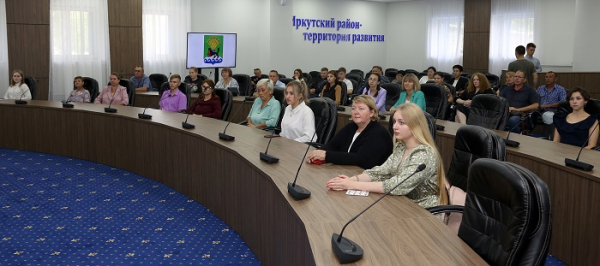 
				Леонид Фролов вручил выпускникам из Иркутского района договоры на целевое обучение			