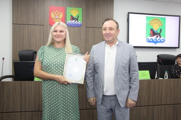
				Мэр Иркутского района Леонид Фролов наградил победителей конкурса &laquo;Лучшее предприятие торговли&raquo; 			