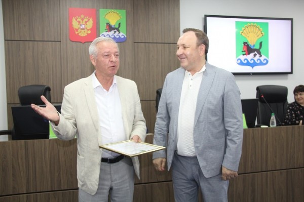 
				Мэр Иркутского района Леонид Фролов наградил победителей конкурса &laquo;Лучшее предприятие торговли&raquo; 			