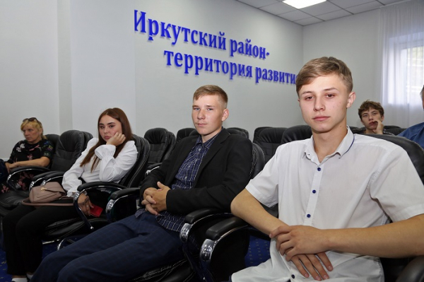 
				Леонид Фролов вручил выпускникам из Иркутского района договоры на целевое обучение			