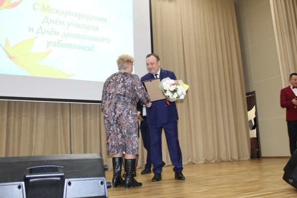 Мэр Леонид Фролов наградил работников образования Иркутского района в связи с профессиональным праздником
Мэр Леонид Фролов наградил работников образования Иркутского района в связи с профессиональным праздником