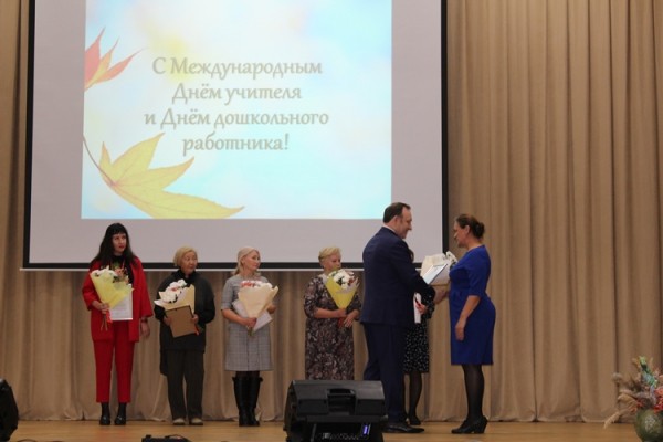 Мэр Леонид Фролов наградил работников образования Иркутского района в связи с профессиональным праздником
Мэр Леонид Фролов наградил работников образования Иркутского района в связи с профессиональным праздником