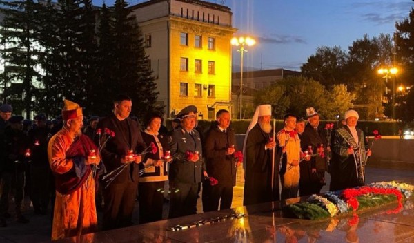 В Иркутске прошел антитеррористический митинг возле Вечного огня                            