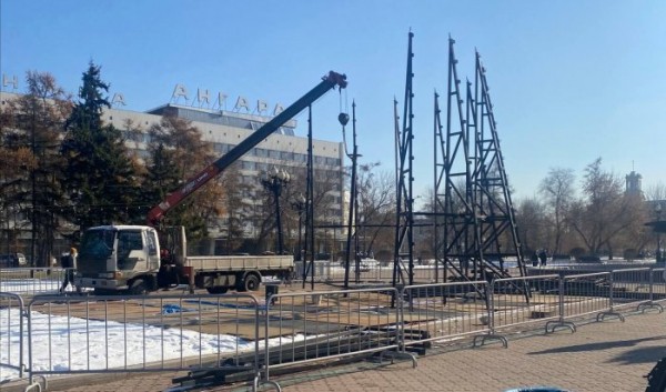 В&nbsp;сквере Кирова в&nbsp;Иркутске начали устанавливать новогоднюю елку                            