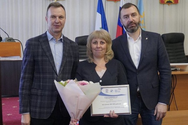 Депутат ЗС Александр Ведерников вручил сертификаты на покупку учебников директорам школ в Черемхово
Депутат ЗС Александр Ведерников вручил сертификаты на покупку учебников директорам школ в Черемхово