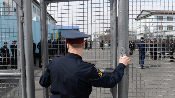 Суд в Иркутске дал мужчине 17 лет колонии строгого режима за изнасилование сводной сестры