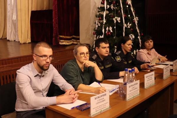 
				Мэр Иркутского района Леонид Фролов провел встречи с женами мобилизованных военнослужащих в Хомутово и Пивоварихе			