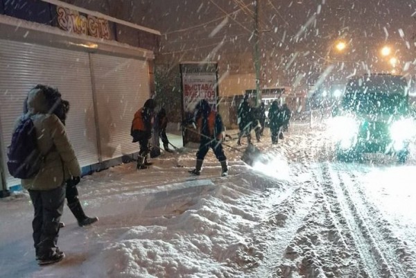 
                В Иркутске дорожные службы чистят дороги после снегопада
                
            