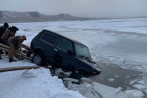 Нива провалилась под лед на Братском водохранилище
Нива провалилась под лед на Братском водохранилище