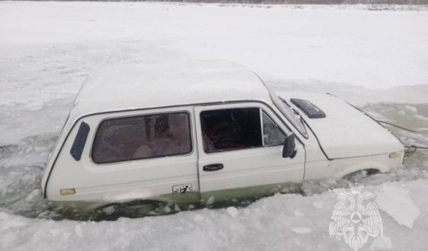 За&nbsp;сутки два автомобиля провалились под лед на&nbsp;реке Оке в&nbsp;Зиминском районе                            