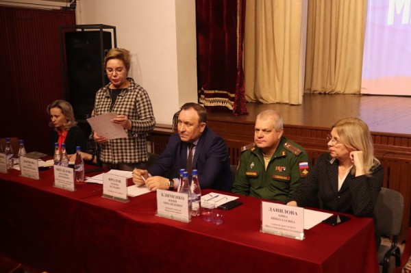 
				Мэр Иркутского района Леонид Фролов провел встречи с женами мобилизованных военнослужащих в Хомутово и Пивоварихе			