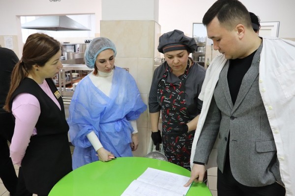В столовых Максимовской и Мамоновской школ устраняют замечания после проверки ОНФ
В столовых Максимовской и Мамоновской школ устраняют замечания после проверки ОНФ