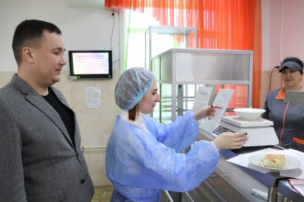 В столовых Максимовской и Мамоновской школ устраняют замечания после проверки ОНФ
В столовых Максимовской и Мамоновской школ устраняют замечания после проверки ОНФ
