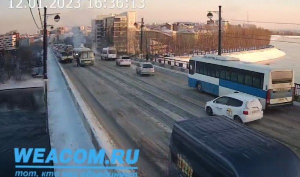 Камера WEACOM.RU сняла горящий автобус на&nbsp;Глазковском мосту в&nbsp;Иркутске (Видео)                            