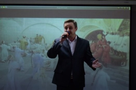 Надо всё-таки людям дарить радость
Надо всё-таки людям дарить радость