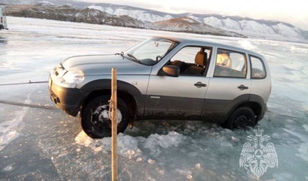 Два автомобиля оказались в промоине в проливе Малое Море озера Байкал Два автомобиля оказались в промоине в проливе Малое Море озера Байкал