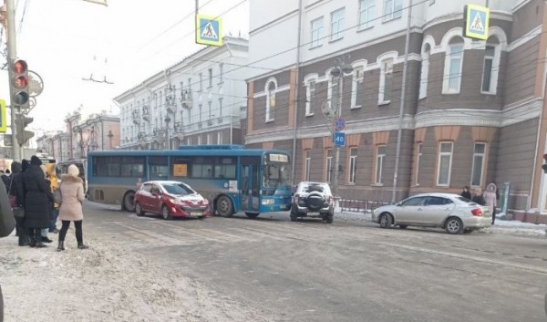 ДТП с&nbsp;пятью автомобилями и&nbsp;автобусом произошло в&nbsp;центре Иркутска (Видео)                            