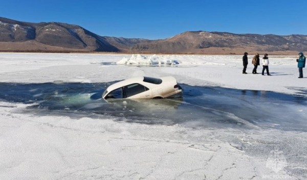Toyota Camry провалилась под лед на Малом Море                            