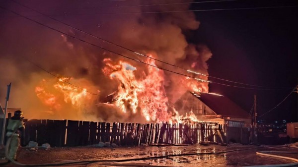В Иркутской области сгорели два частных дома, прохожие спасли четырех детей