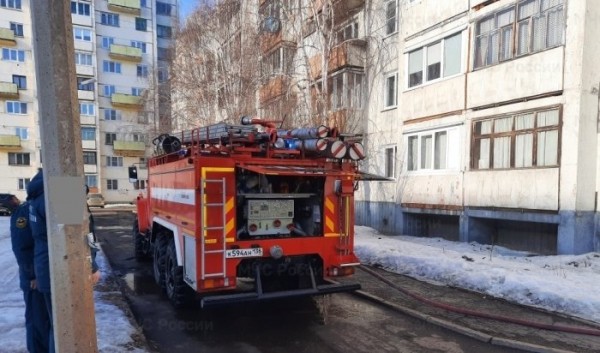 30 человек спасли огнеборцы из задымленного дома на улице Авиастроителей в Иркутске 30 человек спасли огнеборцы из задымленного дома на улице Авиастроителей в Иркутске