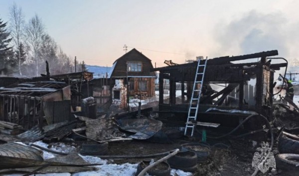 Четыре человека погибли на пожаре в дачном доме в Усть-Илимске Четыре человека погибли на пожаре в дачном доме в Усть-Илимске