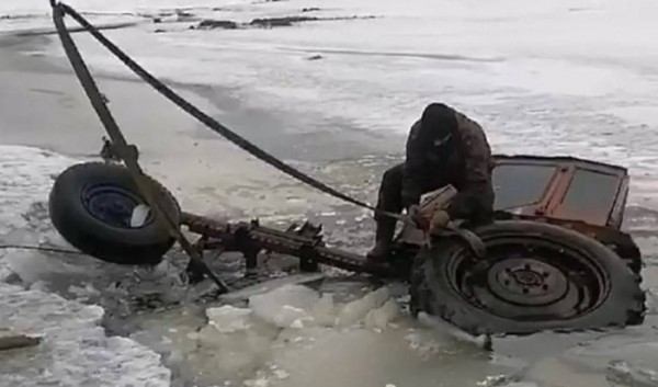 УАЗ &laquo;Патриот&raquo; и&nbsp;трактор провалились под лёд в&nbsp;Иркутской области                            