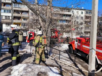Восемь человек спасли сотрудники МЧС во время пожара на улице Маршала Конева в Иркутске                            