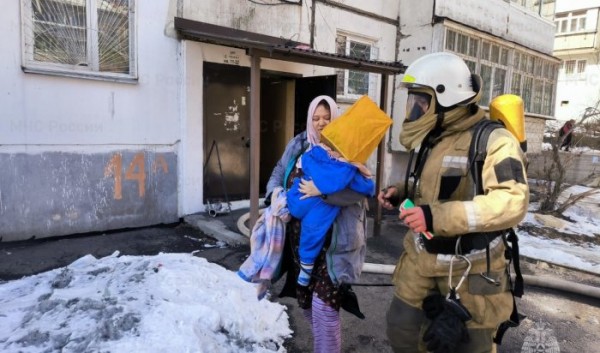 Восемь человек спасли сотрудники МЧС во время пожара на улице Маршала Конева в Иркутске                            