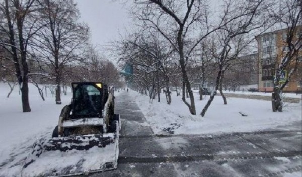 Парки и скверы Иркутска расчищают от снега                            