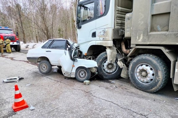 
                В Байкальске водитель ВАЗа погиб, столкнувшись с самосвалом на встречной полосе
                
            