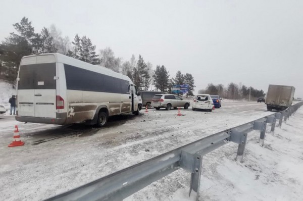 
                Нелегально перевозивший пассажиров водитель автобуса устроил массовое ДТП на Качугском тракте
                
            