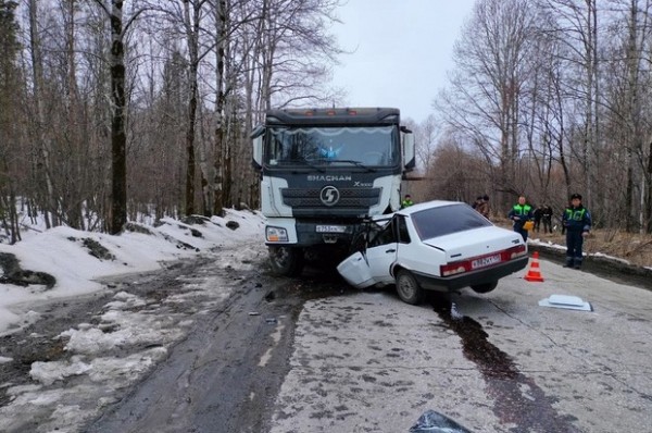
                В Байкальске водитель ВАЗа погиб, столкнувшись с самосвалом на встречной полосе
                
            