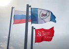 
                На здании правительства Иркутской области установили копию Знамени Победы
                
            