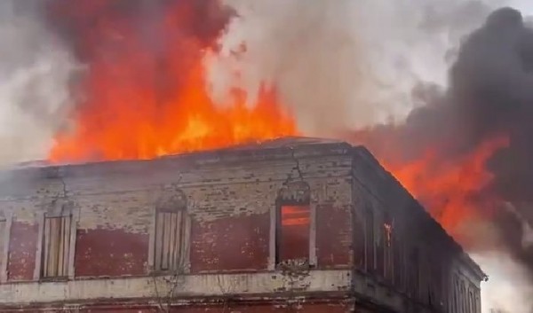 Заброшенная школа горела в предместье Рабочее в Иркутске (Видео) Заброшенная школа горела в предместье Рабочее в Иркутске (Видео)