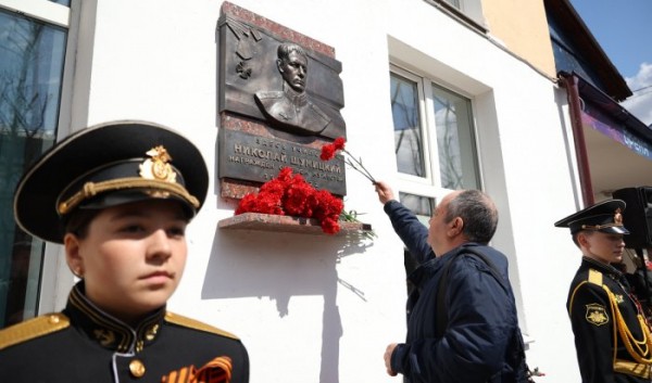 В&nbsp;Иркутске на&nbsp;здании школы №&nbsp;21&nbsp;установили мемориальную доску в&nbsp;память о&nbsp;выпускнике-герое СВО                            
