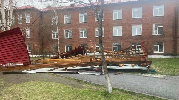 В городе Слюдянка Иркутской области порывом ветра сдуло крышу школы