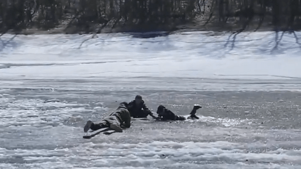 В Иркутской области мужчина спас мальчика, провалившегося под лед на водохранилище