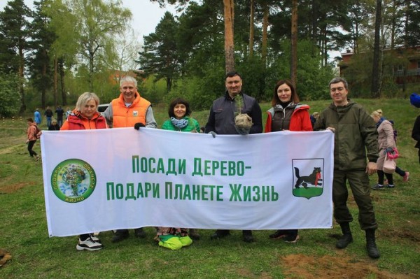 3400 саженцев высадили в Иркутске во время акции «Посади дерево — подари планете жизнь»
3400 саженцев высадили в Иркутске во время акции «Посади дерево — подари планете жизнь»