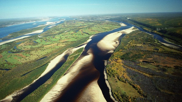 Судно с баржей село мель на реке Лене между двумя регионами