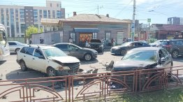 Три автомобиля столкнулись на пересечении улиц Байкальской и Трилиссера в Иркутске (Фоторепортаж) Три автомобиля столкнулись на пересечении улиц Байкальской и Трилиссера в Иркутске (Фоторепортаж)