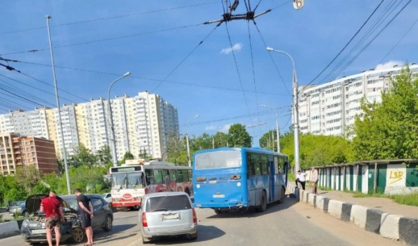 В Иркутске у автобуса отказали тормоза во время движения                            