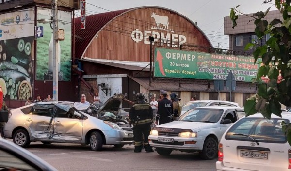Автомобиль перевернулся на улице Баррикад в Иркутске Автомобиль перевернулся на улице Баррикад в Иркутске