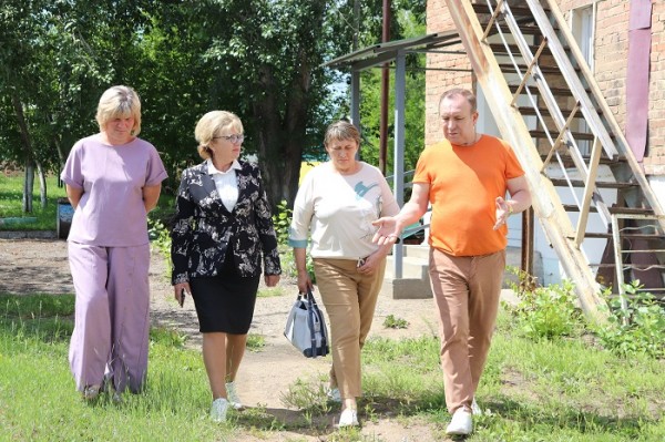 
			Леонид Фролов и Галина Кудрявцева проверили ход строительства и капремонта социальных объектов 		