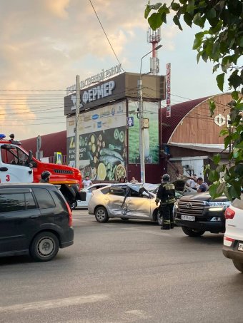 Автомобиль перевернулся на улице Баррикад в Иркутске Автомобиль перевернулся на улице Баррикад в Иркутске
