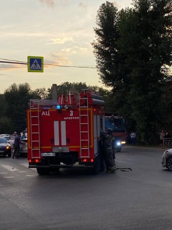 Автомобиль перевернулся на улице Баррикад в Иркутске Автомобиль перевернулся на улице Баррикад в Иркутске