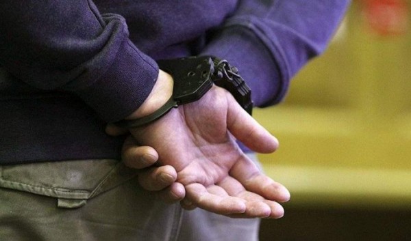 В Иркутске арестовали трех парней и девушку, похитивших двух человек (Видео) В Иркутске арестовали трех парней и девушку, похитивших двух человек (Видео)