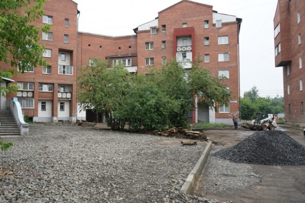 
                В Иркутске на улице Андреева устанавливают новую детскую площадку
                
            