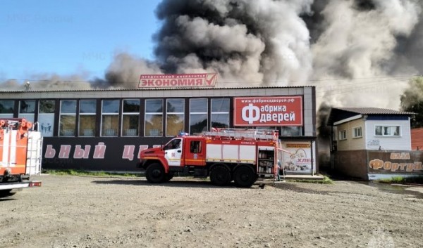 В Усть-Илимске горит гипермаркет «Экономия» В Усть-Илимске горит гипермаркет «Экономия»