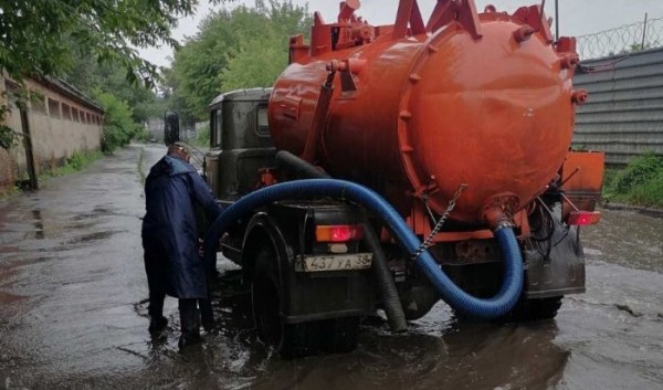Коммунальные службы Иркутска устраняют последствия ливня                            